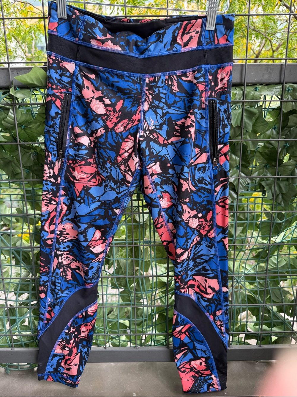 lululemon athletica Blue and Pink Abstract Print Leggings in medium